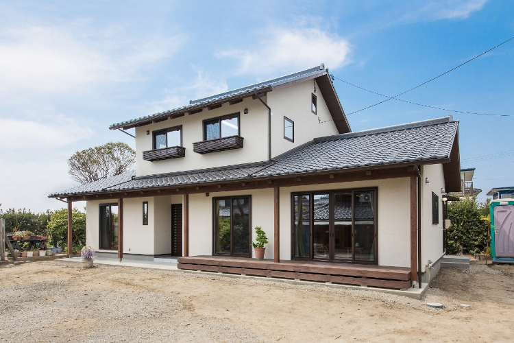 瓦屋根に最適な角度をつけた勾配の切妻屋根