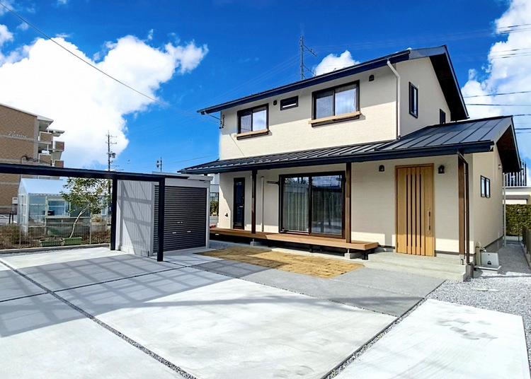 複数の優れた特徴を持つ切妻屋根の住まい